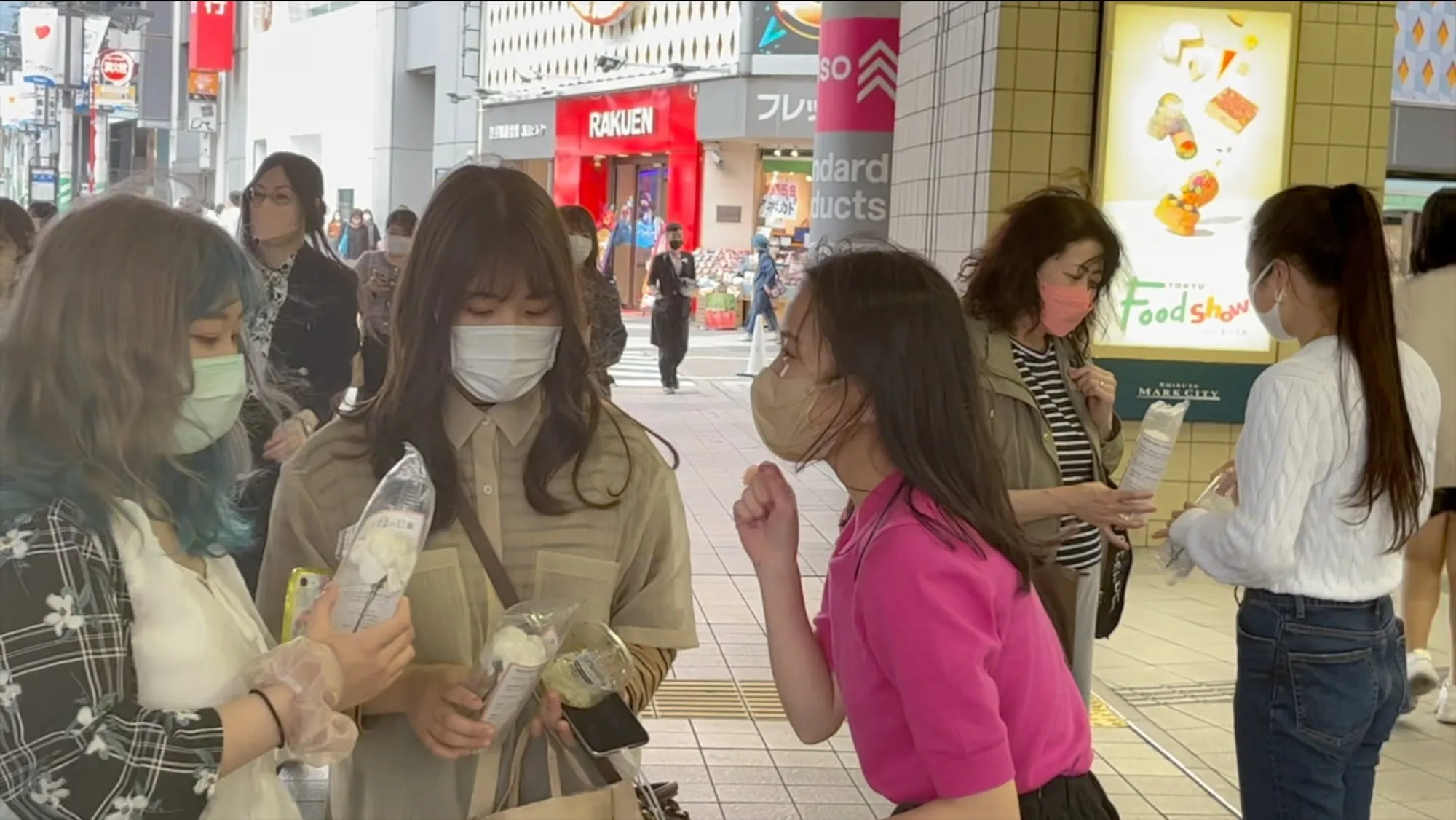 渋谷駅前にてパブリックパフォーマンス『Erase the Red』実施