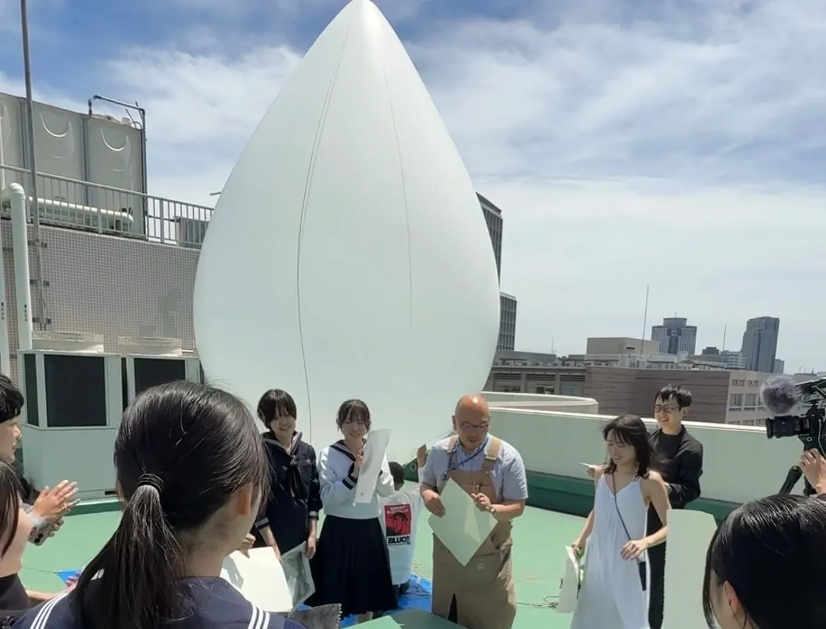 渋谷区上空にてアドバルーン作品「晴れでもあり、雨でもある。」発表 作品 2