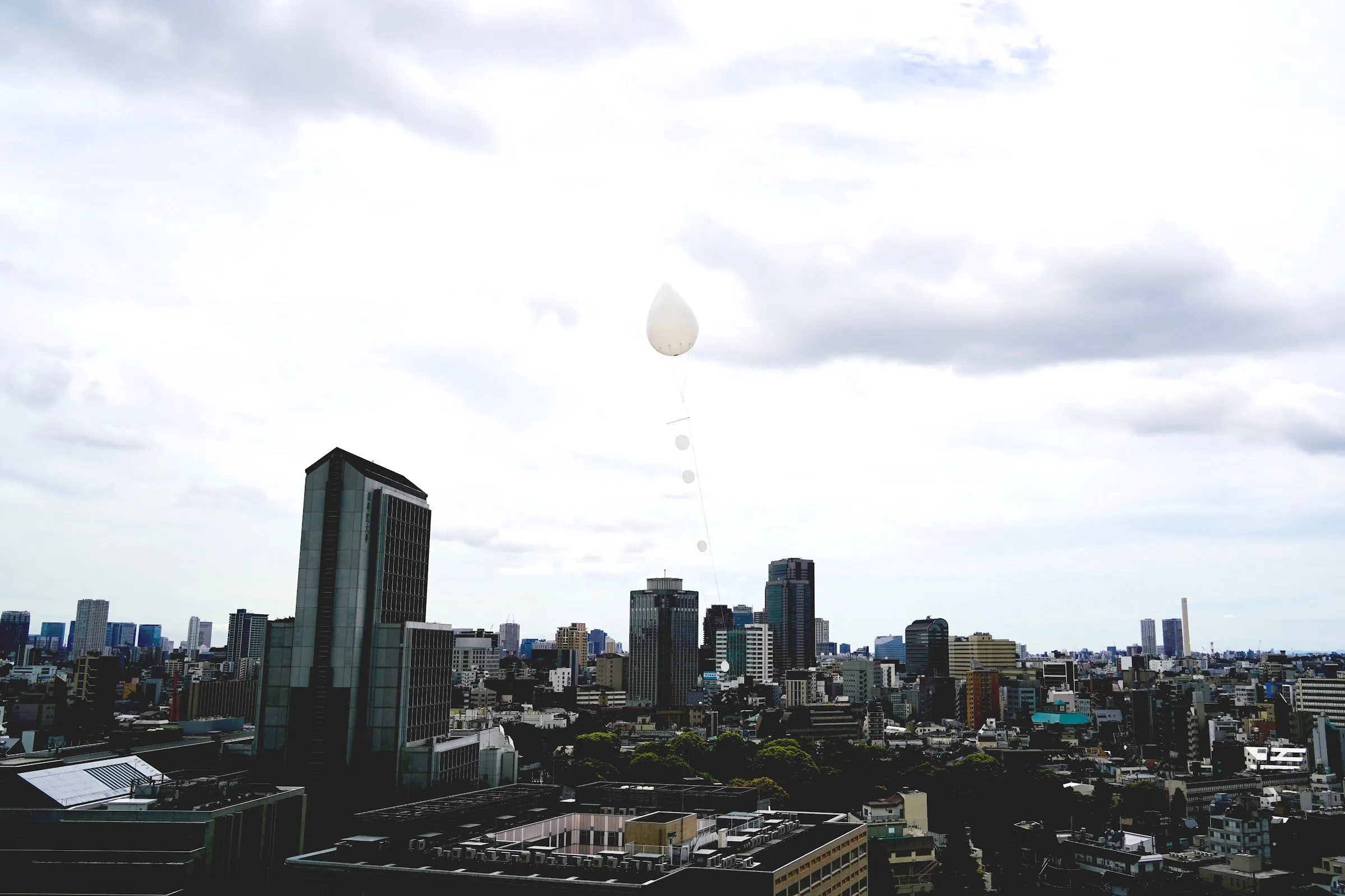 渋谷区上空にてパブリックアート「晴れでもあり、雨でもある。」発表